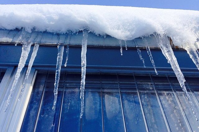 Получить компенсацию при падении снега с крыши в Мге